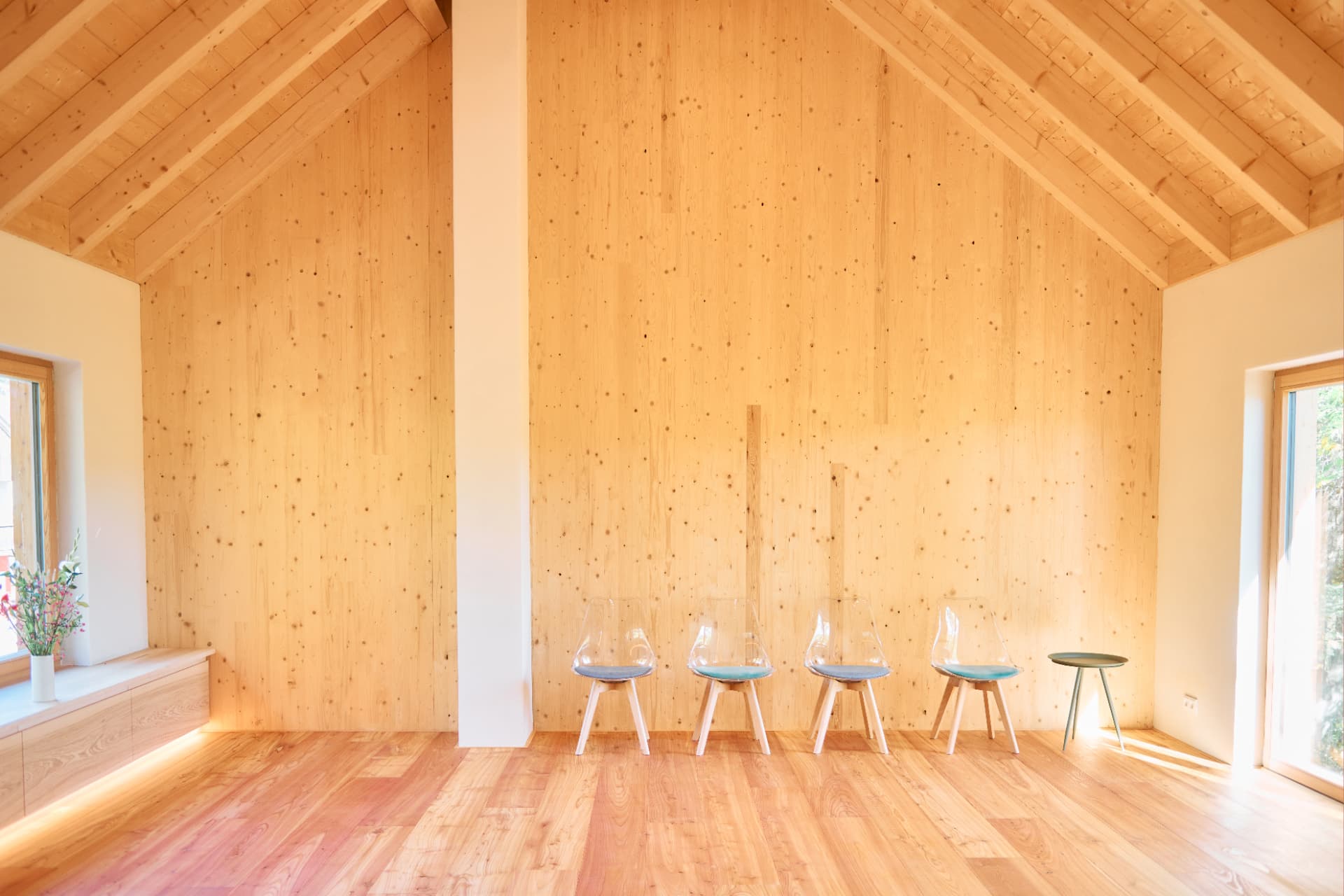 Lichter Raum mit Sichtdachstuhl und Holzwand