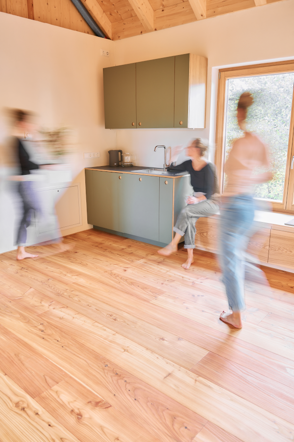 Teeküche mit Menschen in Bewegung