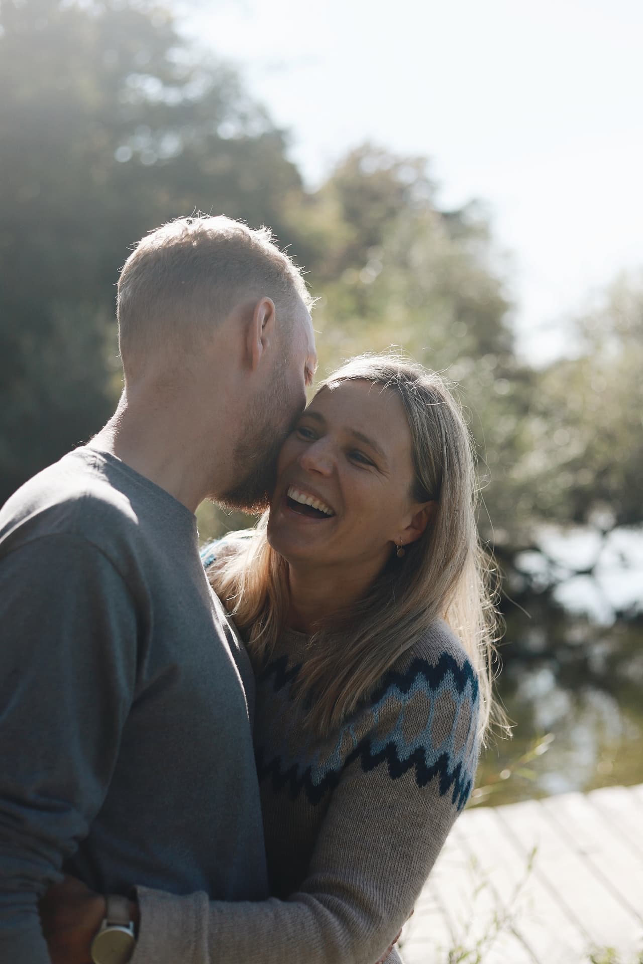 Christina Lehner und ihr Partner, die Gründer von OBACHT, lachend im Sonnenlicht